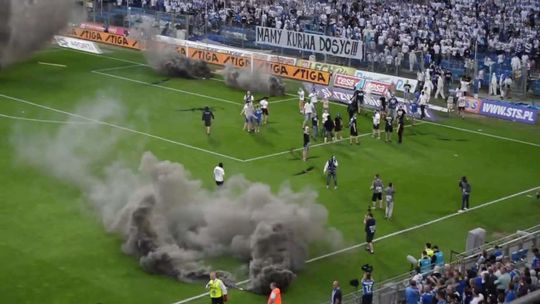 Zadyma na meczu Lech Poznań - Legia Warszawa. Pseudokibice wtargnęli na boisko [wideo]