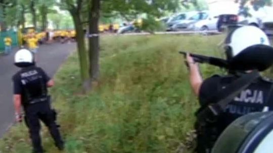 Zadyma przed meczem GKS Katowice - Odra Opole. Pseudokibic trafiony w oko (wideo)