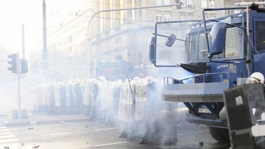 Zadyma w Warszawie w trakcie Marszu Niepodległości (zdjęcia)