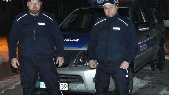 Zadzwonił na 112 i powiedział, że nie chce żyć. Pociął się żyletką, ale uratowali go policjanci 