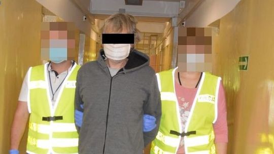 Zadzwonił na numer alarmowy i powiedział, że w samolocie do Londynu jest bomba