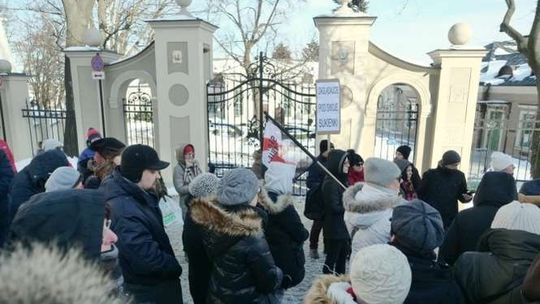 "Zaglądajcie pod swoje sukienki". Pikieta kobiet przed siedzibą kurii w Lublinie [zdjęcia]