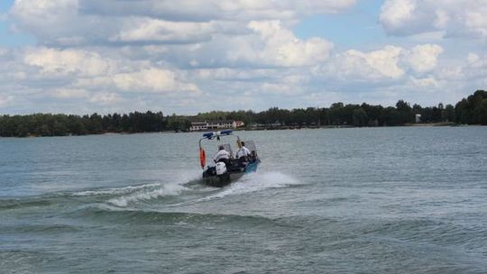 Żaglówka przewróciła się na jeziorze Białym. Dwaj mężczyźni wpadli do wody