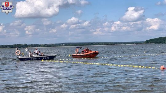 Żaglówka się przechyliła i zaczęła nabierać wody