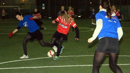 Zagrały mecz piłki nożnej w spódnicach (zdjęcia)