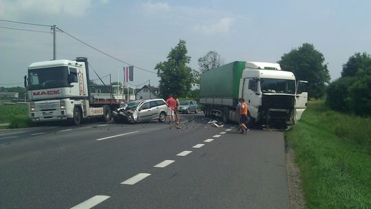 Zagrody: Zderzenie samochodu osobowego z ciężarówką