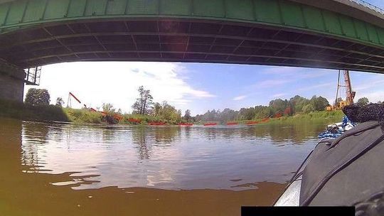Zagrożenie dla kajakarzy: Kabel rozwieszony tuż nad rzeką. „Prosimy o ostrożność”