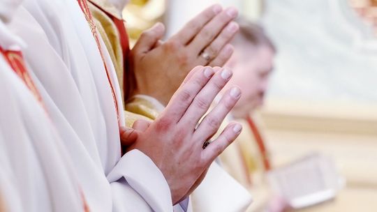 Zagrożenie koronawirusem. W Puławach odwołują kolejne imprezy, proboszcz zachęca do modlitwy