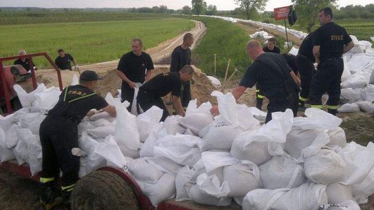Zagrożenie powodziowe: Trwa umacnianie wałów przeciwpowodziowych