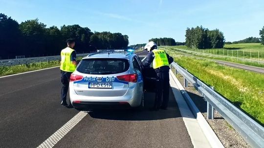 Zagubiona staruszka szła ruchliwą drogą ekspresową. Rodzina szukała kobiety od rana