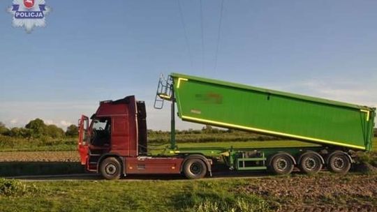 Zahaczył naczepą o linię wysokiego napięcia. Zmarł porażony prądem