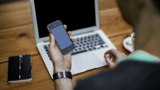 Zainstalował aplikację do zdalnej obsługi telefonu. Dał się oszukać i stracił 15 tys. zł