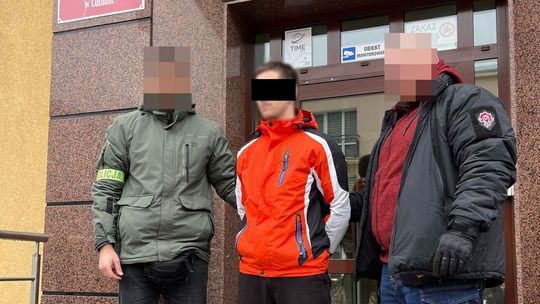 zatrzymany mężczyzna w eskorcie policji