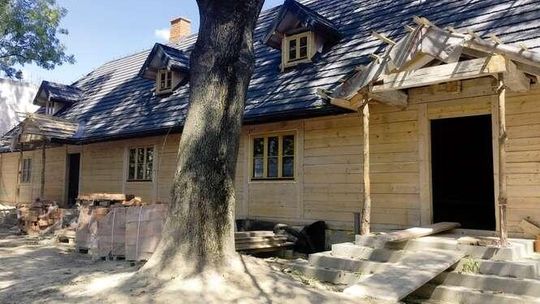 Zainwestowali w odbudowę dworku. Ale księdzu nie w smak restauracja i pensjonat