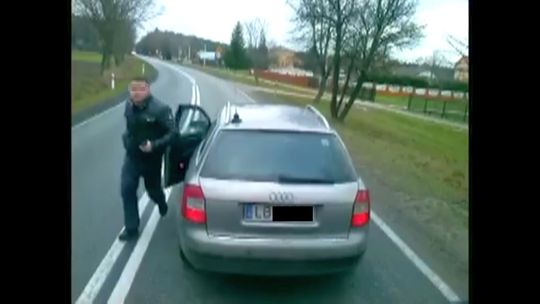 Zajechał drogę i wygrażał kierowcy. Policja poszukuje mężczyzny z nagrania (wideo)