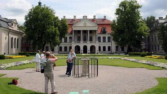 Zakaz fotografowania. Muzeum w Kozłówce lekceważy wyroki