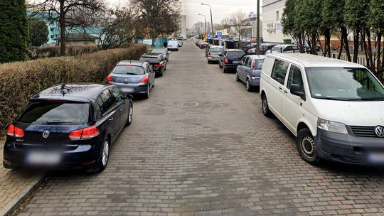 Zakaz parkowania nagminnie łamany. Mieszkańcy domagają się słupków 