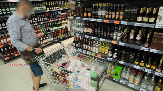 Zakaz sprzedaży alkoholu po godzinie 19? To jeden z pomysłów na nowe obostrzenia
