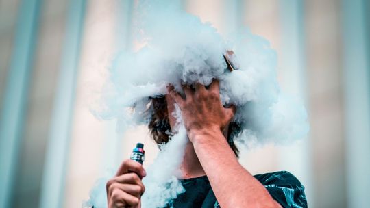 Zakaz sprzedaży nieletnim wszystkich e-papierosów? Rząd przyjął projekt ustawy