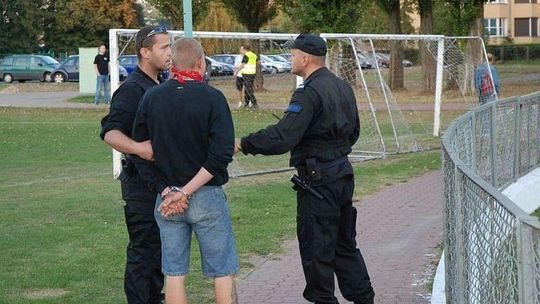 Zakaz stadionowy i grzywna dla kibiców za wtargnięcie na boisko