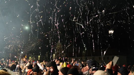 Zakaz wychodzenia w sylwestra, zamknięte galerie handlowe. Wszystkie nowe obostrzenia 