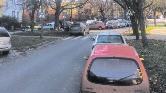Zakazu nie ma, kierowcy stają i blokują drogę. Straż Miejska traci cierpliwość