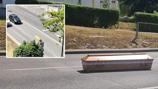 Zakład pogrzebowy zgubił trumnę. Wypadła z karawanu na ulicę w centrum Puław