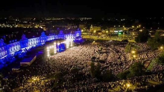 Zakochani w Lublinie. Tysiące ludzi na koncercie na pl. Zamkowym