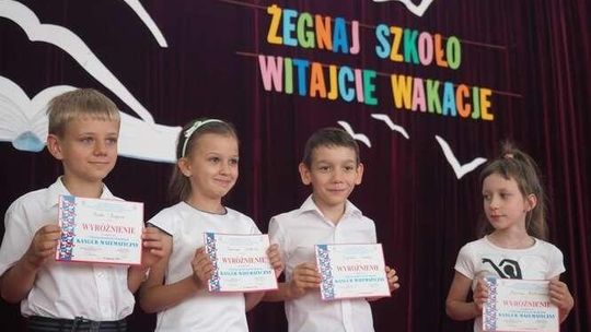 Zakończenie roku szkolnego. Niektórzy wcześniej zrobili sobie wakacje