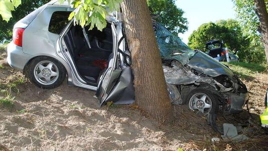 Zakręcie: Honda uderzyła w drzewo. Zginęła Ukrainka