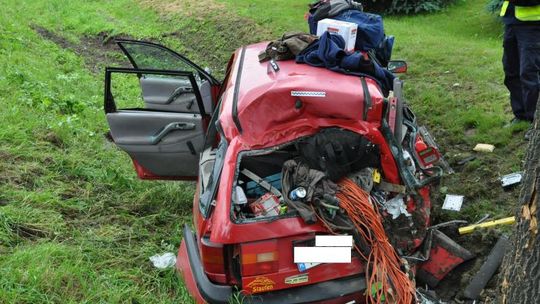 Zakręcie: Kierowca volkswagena wjechał w drzewo