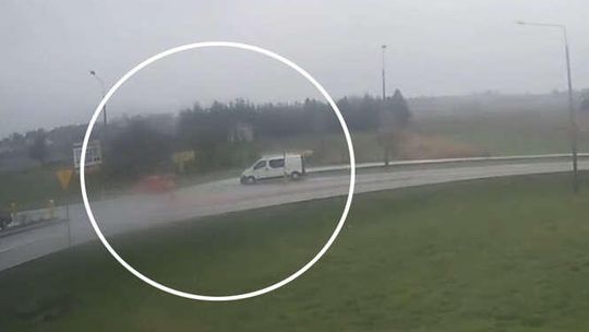 Zakręcie: Rozpędzony bus wjechał w forda. Wypadek nagrała kamera (wideo)