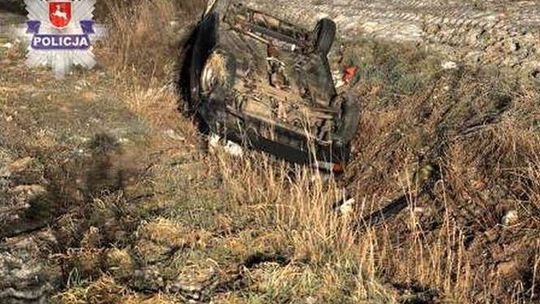 Zakręt drogi był oblodzony. Volkswagen dachował