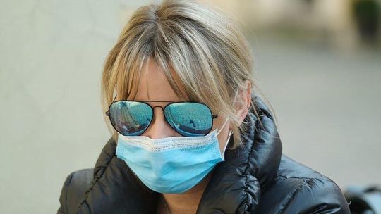 Zakrywanie ust i nosa obowiązkowe. Warto nauczyć się, jak prawidłowo to robić