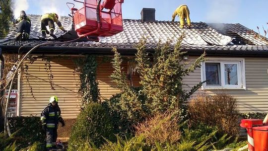 Zakrzew: Pożar drewnianego domu. Spalony dach, zalane pomieszczenia [ZDJĘCIA]
