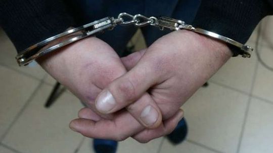 Zakrzów: Znaki drogowe i gałęzie na środku drogi. "Dla zabawy"