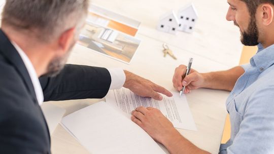 Zakup mieszkania - co warto wiedzieć o kredycie? Jak wyposażyć swoje pierwsze lokum?