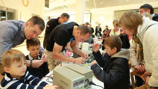 Zakupy i reakcje. Pokazy fizyczne w markecie