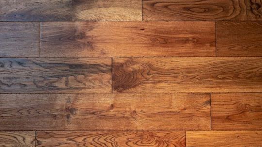 Zakupy paneli podłogowych online czy stacjonarnie – gdzie lepiej