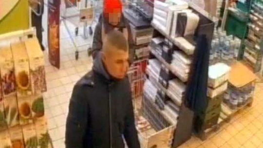 Załadował do torby 20 kaw i wyszedł ze sklepu (wideo)