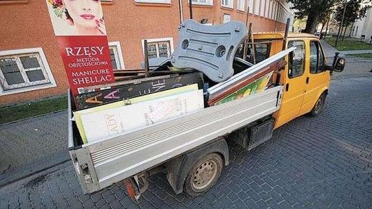 Załadowali na ciężarówkę i wywieźli. Coraz cięższe działa przeciw dzikiej reklamie