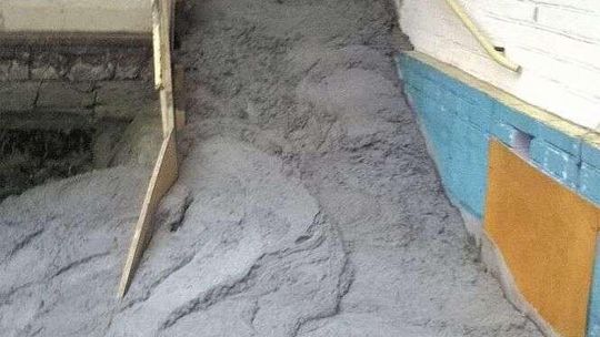 Zalali sąsiadom wejście do domu betonem. Spór między nimi trwa już 30 lat