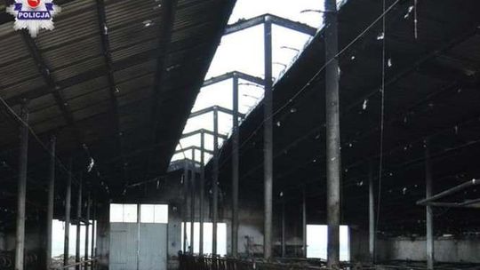 Załamał się pod nim dach, spadł na beton. 51-latek w szpitalu