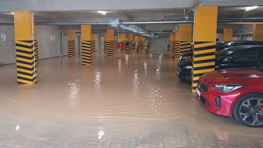 Zalane parkingi i piwnice. Mieszkańcy Diamentowego Wzgórza winią dewelopera