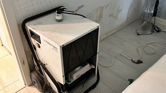 osuszanie łazienki po zalaniu z brodzika Warszawa