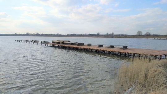 Zalew w Żółtańcach ma szerszą plażę i świeży piasek. Są też nowe deski na pomostach