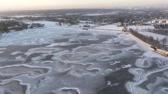 Zalew Zemborzycki skuty lodem. Zobacz niezwykłe zdjęcia z drona