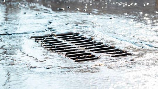 "Zalewa nam posesje, bo jest za mało studzienek". Ale miejska spółka widzi to inaczej 