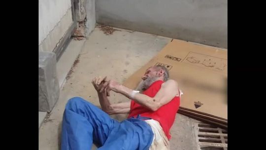 Załoga karetki porzuciła pacjenta pod przypadkową posesją? "Leżał jak worek kartofli"