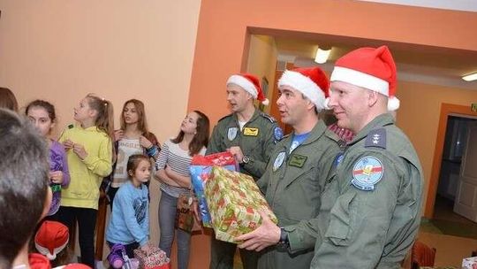 Załoga samolotu AWACS w roli Mikołajów w Lublinie (zdjęcia)